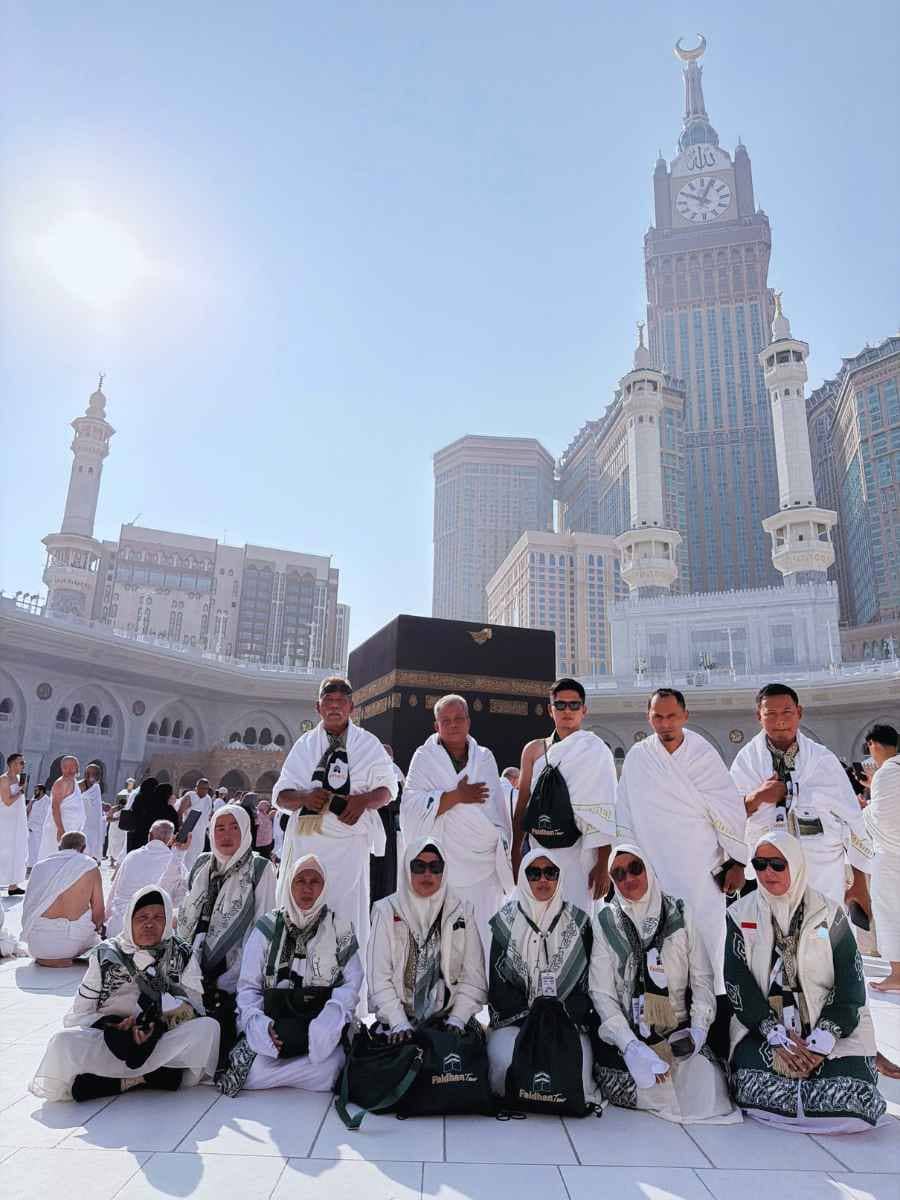Kebersamaan Di Depan Ka'bah